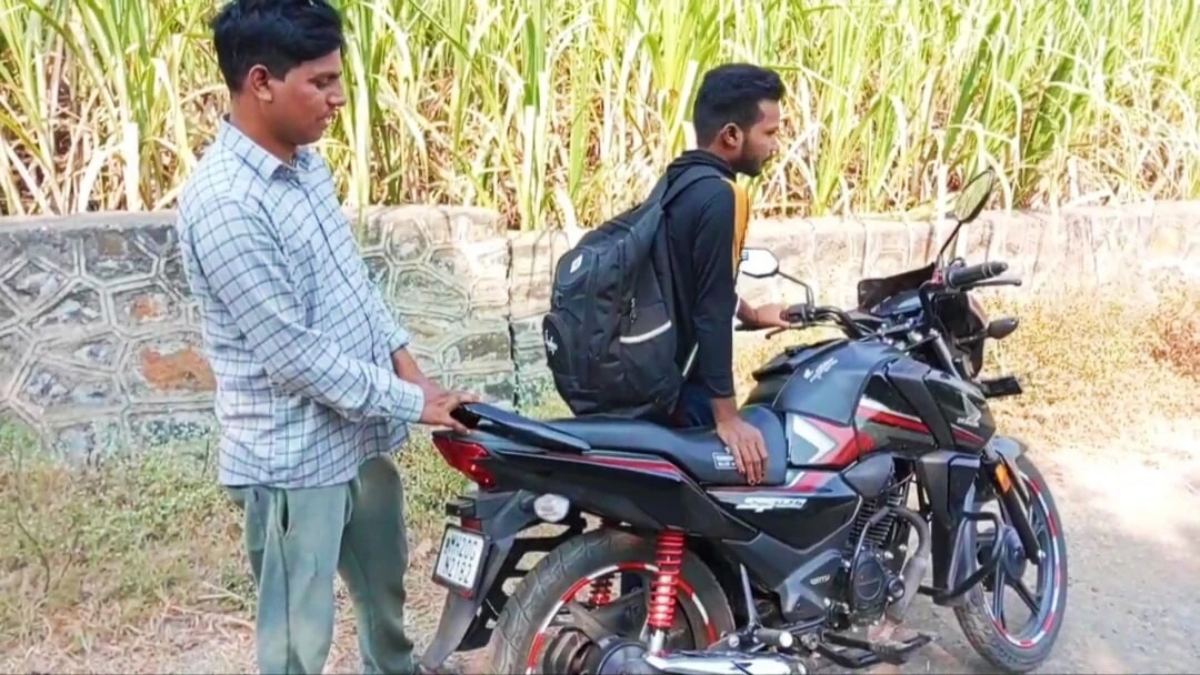 Indian Threesome Gay – A unique story of a boy and an unknown man who took his bike to go to college – Car Sex – Hindi Voice